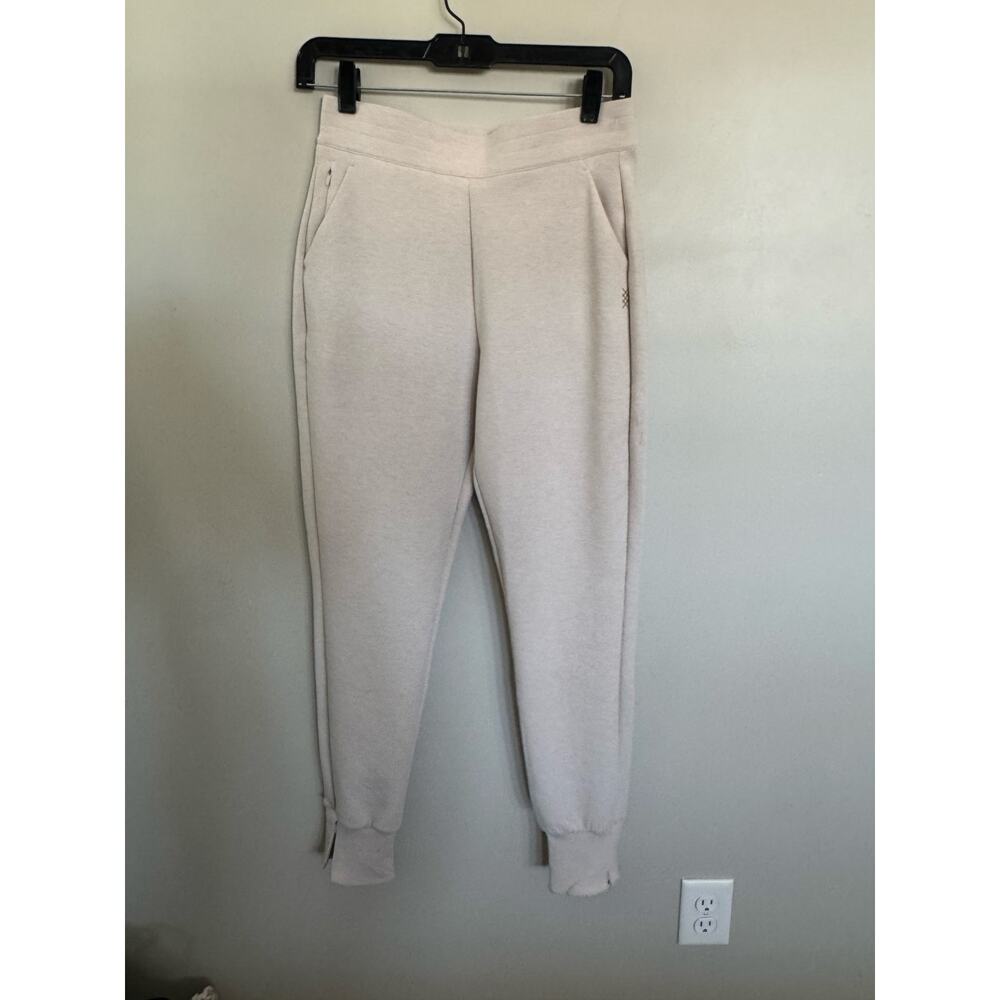 NWOT Women’s Rhone DreamGlow Taper Leg Pant in Sand SZ XS - Picture 3 of 8